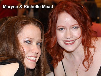 Look! It's me and Richelle Mead! Book reader, and author = happy combination!